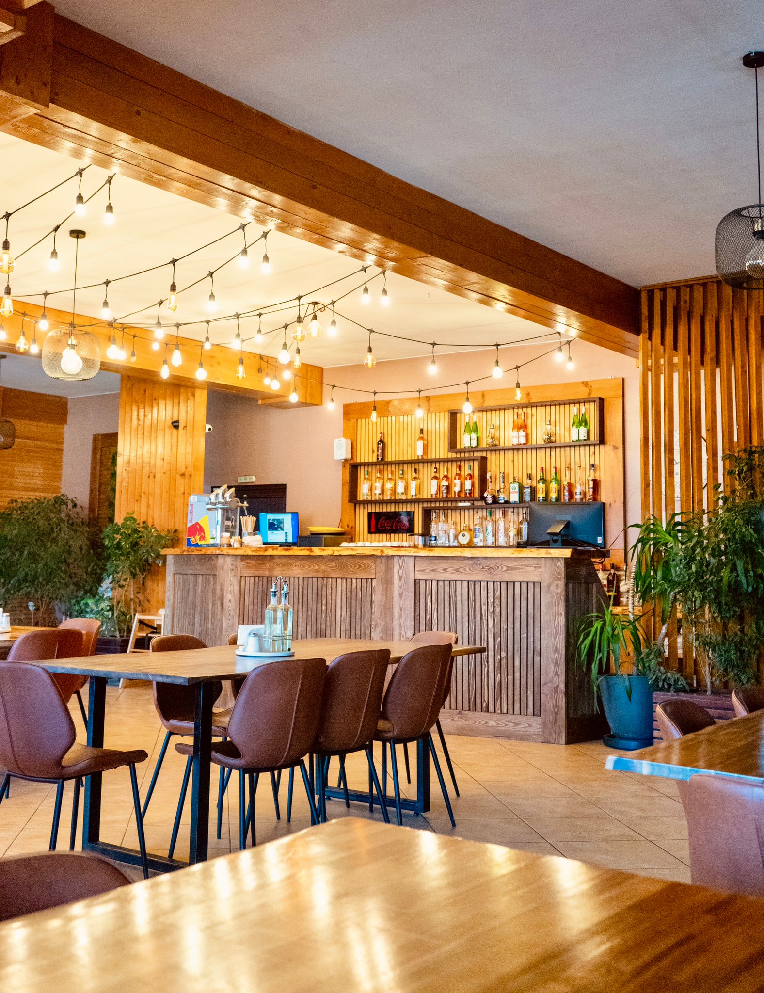 Sală restaurant Câmpulung Moldovenesc - Mese comunale pentru grupuri