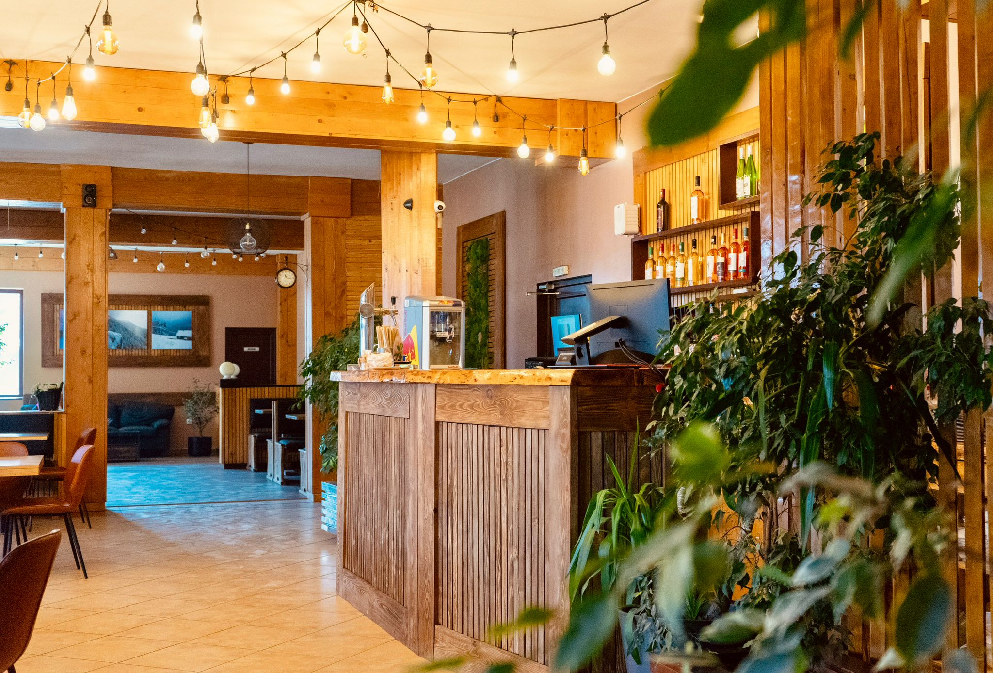 Restaurant tradițional Bucovina - Mese rotunde lângă fereastră