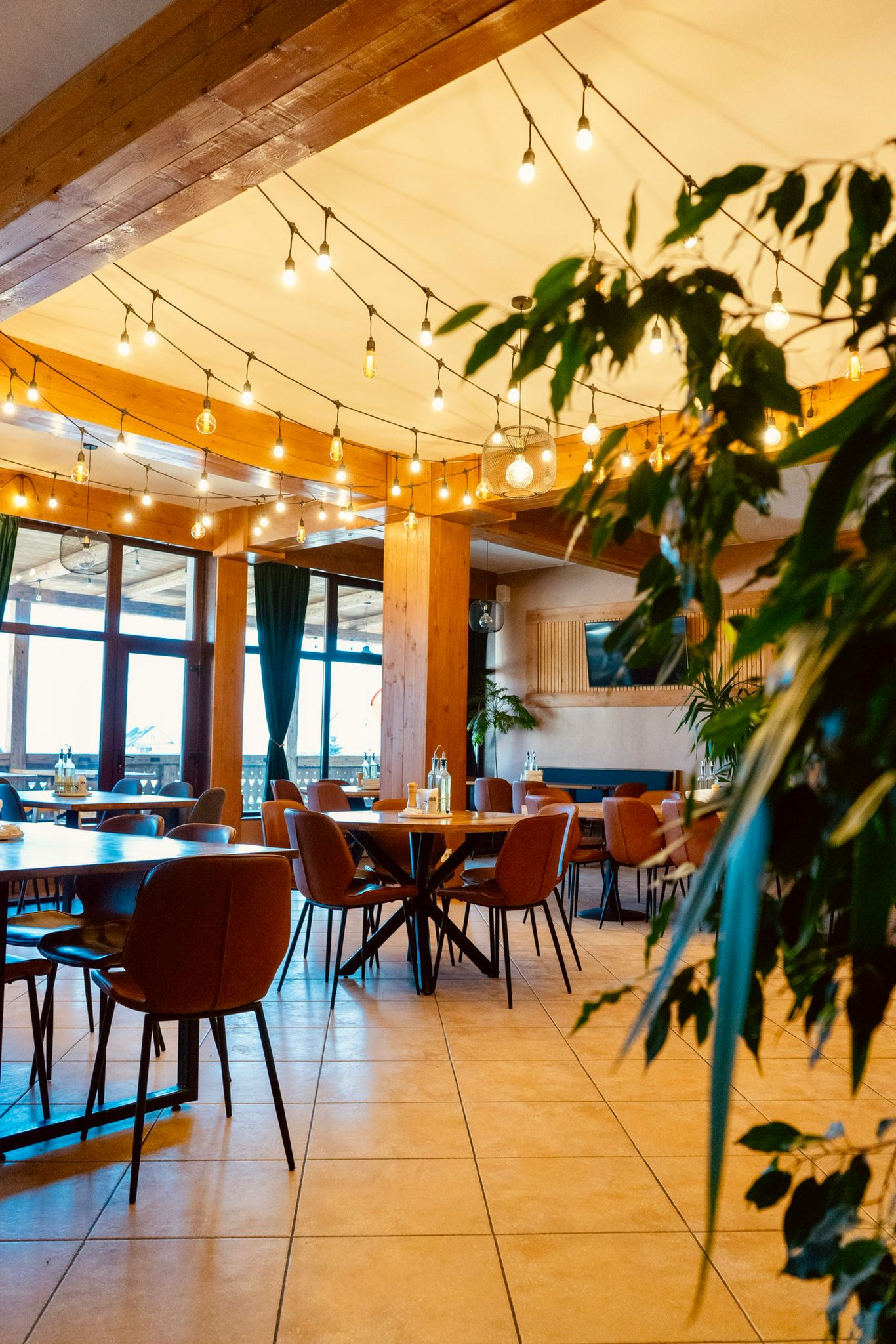 Restaurant local Câmpulung Moldovenesc - Detalii interioare din lemn