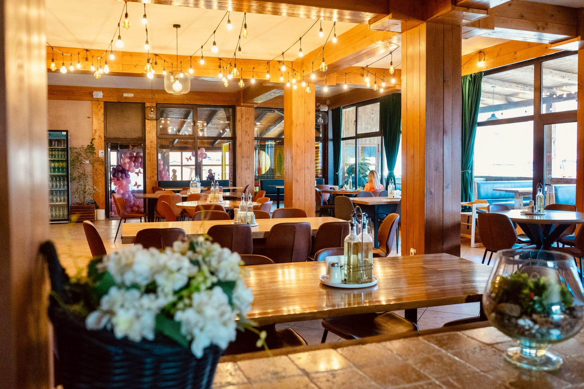 Restaurant Bucovina - Fereastră panoramică cu vedere la natură