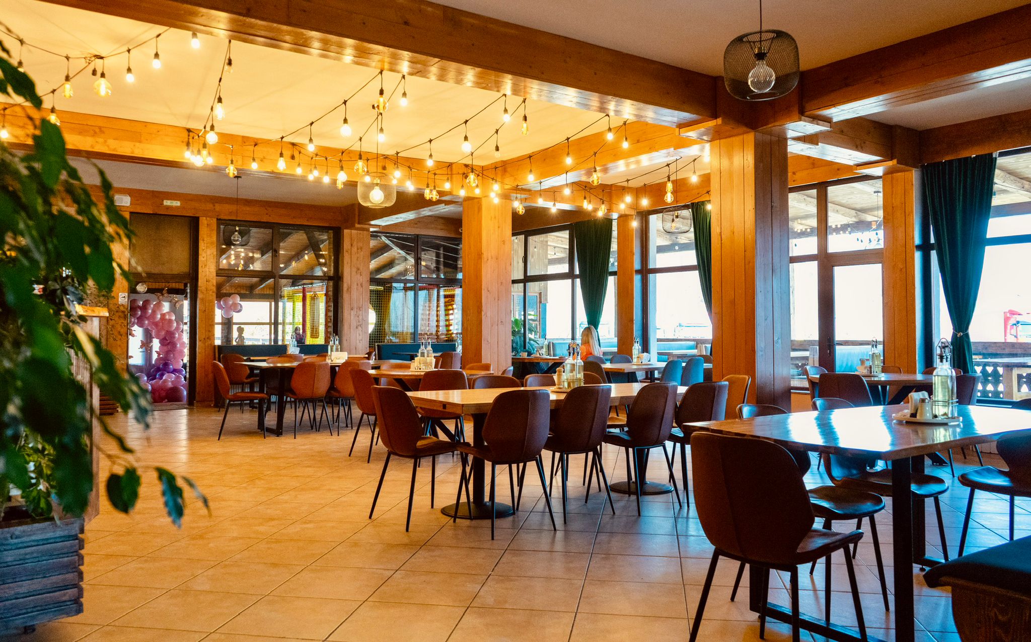 Popasul Drumețului Câmpulung Moldovenesc - Recepție și intrare restaurant tradițional